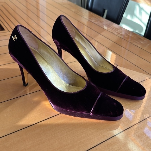 CHANEL 2000s heels velvet burgundy purple 40 velour CC interlocking cherry pumps